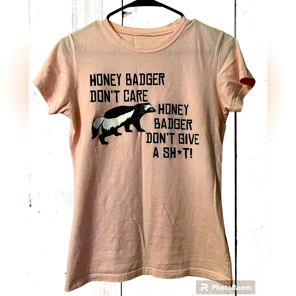 🔥 Women’s graphic honey badger shirt ✨